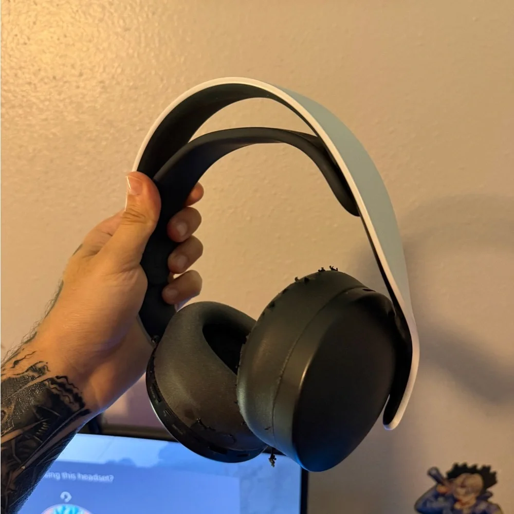 Sony Over-Ear Headphones in White and Black - Picture 4 of 4